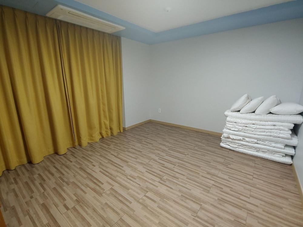 Gallery Hotel Bnb Чечжу Екстер'єр фото