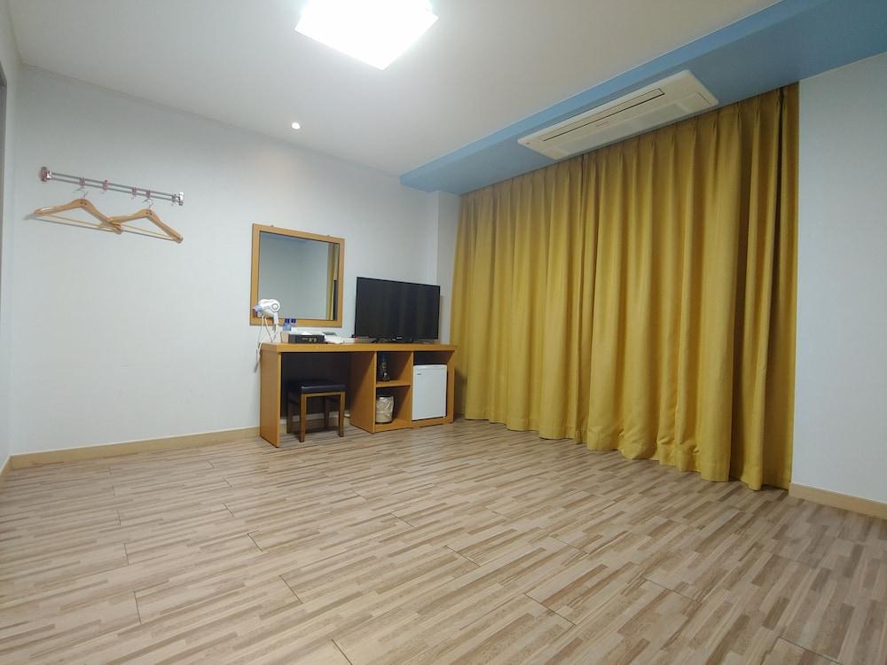 Gallery Hotel Bnb Чечжу Екстер'єр фото